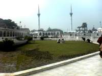 Data Darbar Lahore Minars And Garden Views.JPG